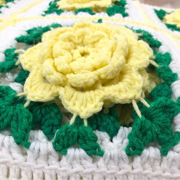 Vintage Crochet 3D Floral Blanket - Picture 3 of 6